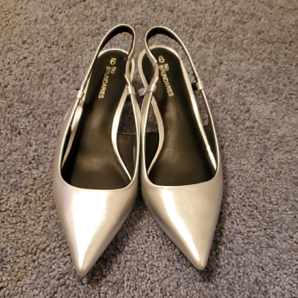 no boundaries metallic silver pointed slingback, kitten heel. women's 9